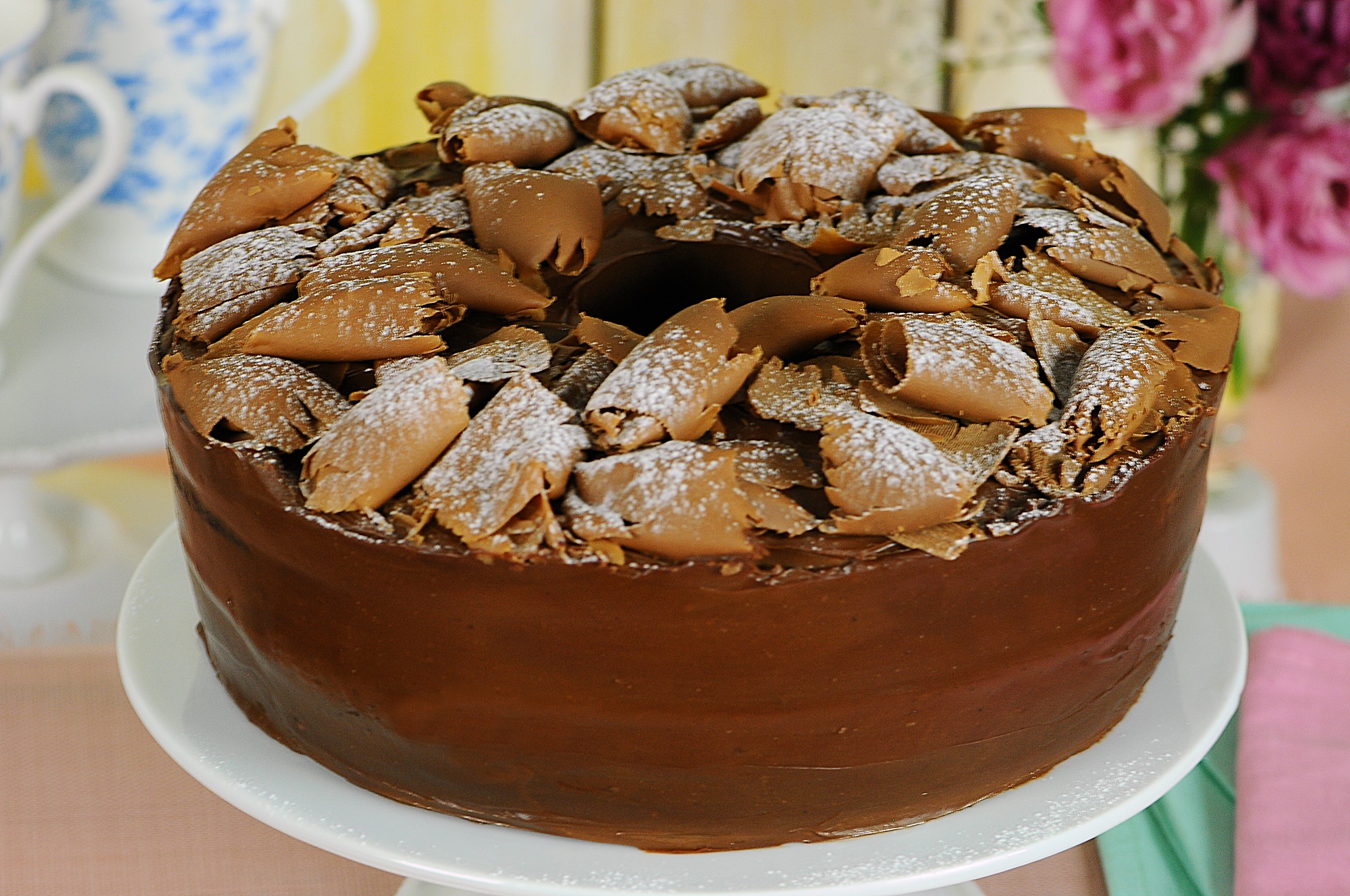 BOLO TRUFADO DE CHOCOLATE